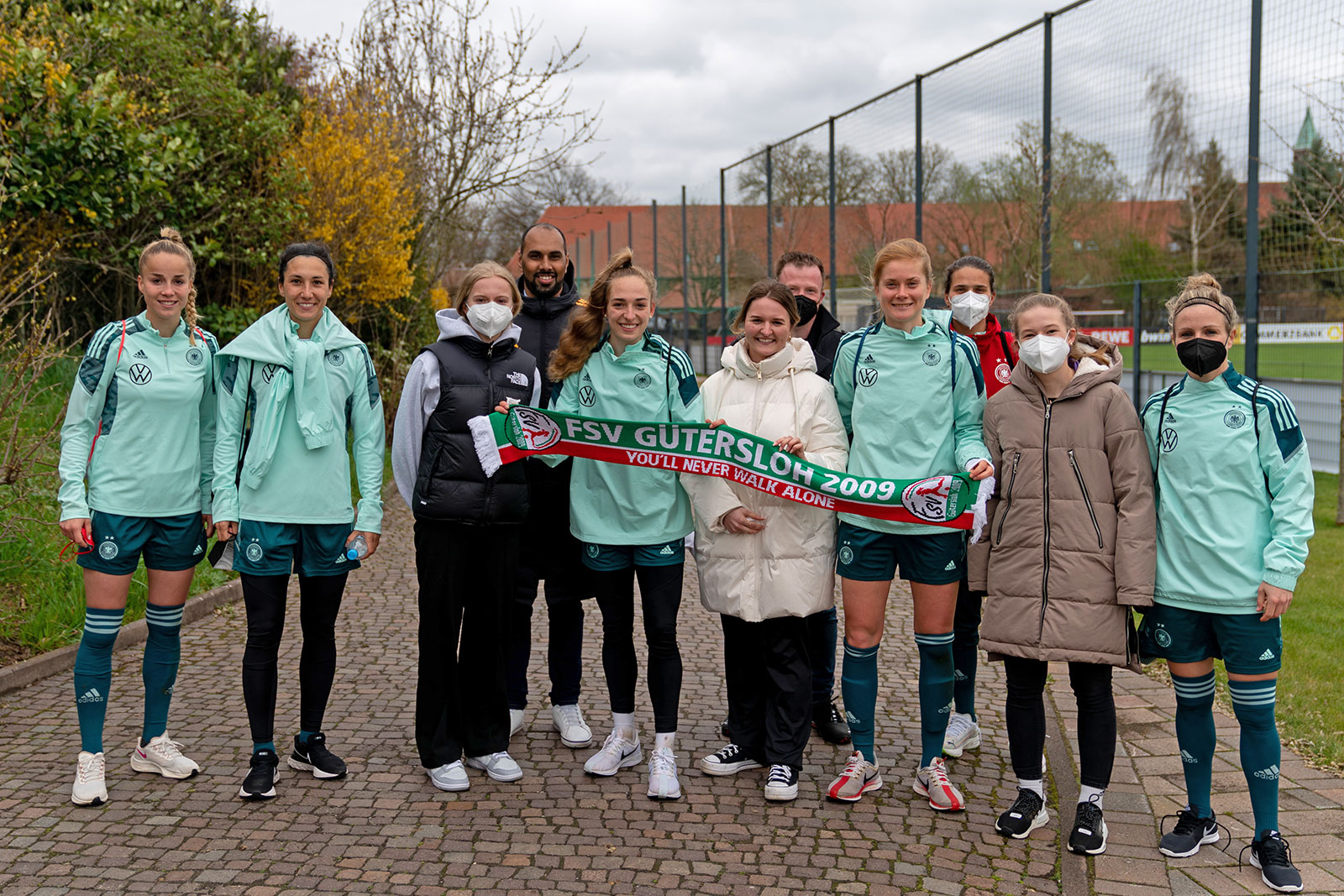 Chris Punnakkattu Daniel and FSV Gütersloh players in conversation with DFB national team stars Giulia Gwinn, Sara Doorsoun, Sophia Kleinherne, Sjoeke Nüsken, and Svenja Huth.
