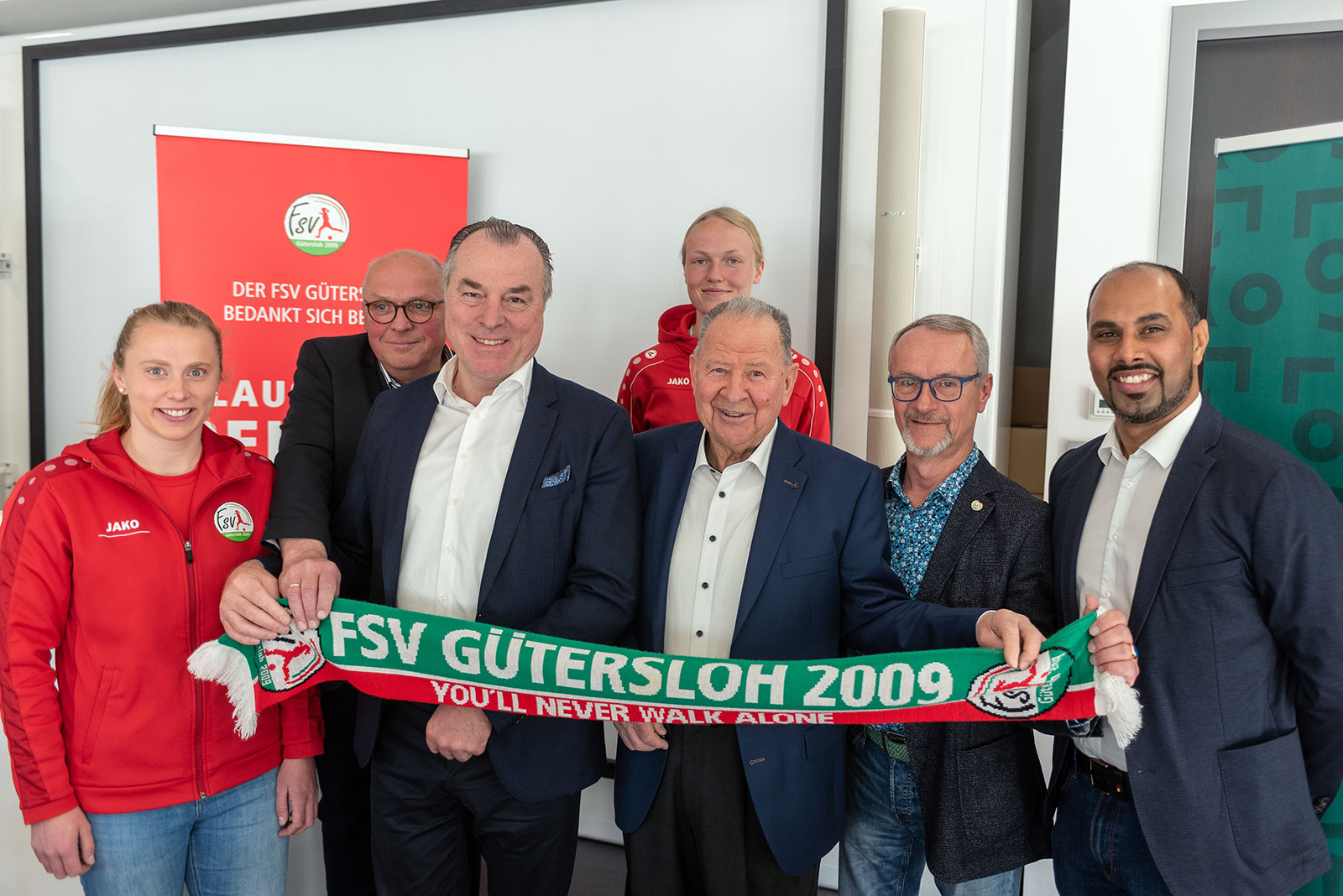 Chris Punnakkattu Daniel with Clemens Tönnies, Klaus-Peter Reinert, and FSV Gütersloh representatives Michael Horstkötter, Sebastian Kmoch, Lilly Stojan, and Tina Rother.