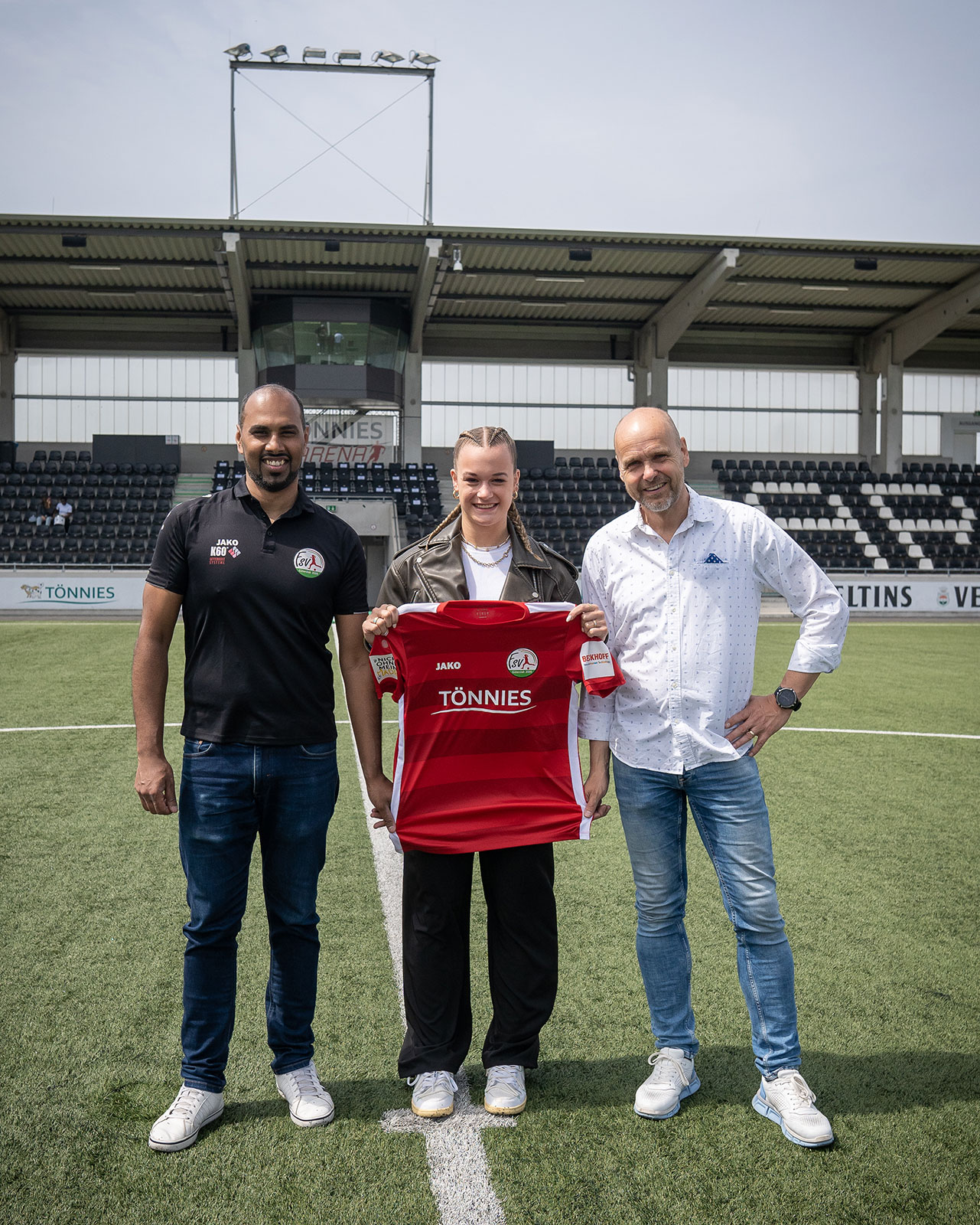 Chris Punnakkattu Daniel accompanied by goalkeeper Josi Osigus and Markus Graskamp.