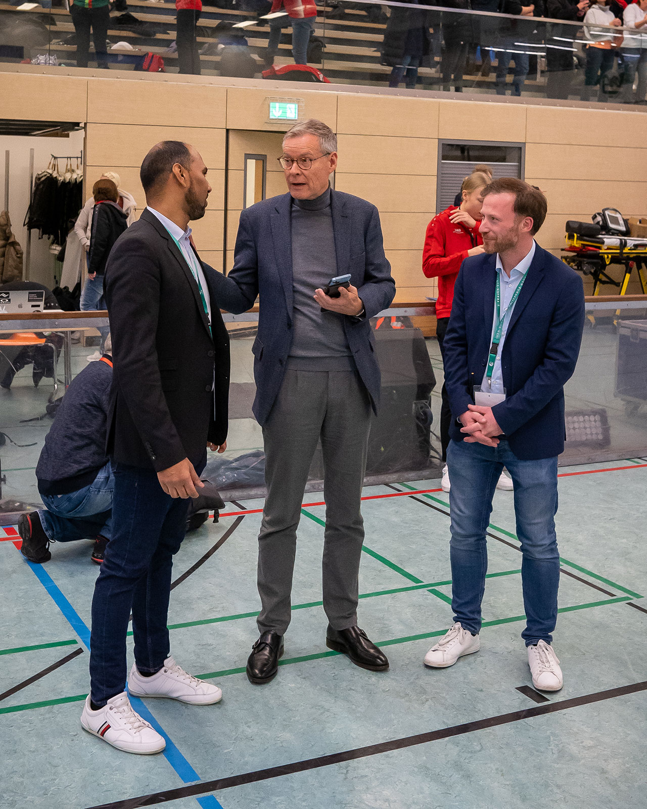 Chris Punnakkattu Daniel together with former District Administrator Sven-Georg Adenauer and Tobias Neumann.